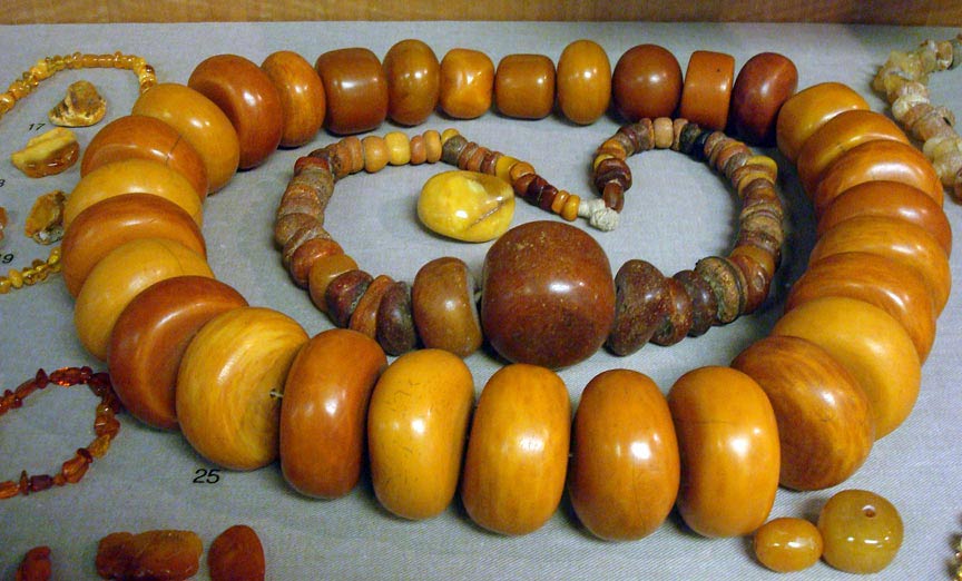 Янтарные и коралловые бусы - Изображение №2