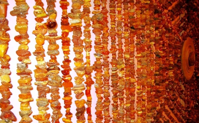 Янтарные и коралловые бусы - Изображение №1